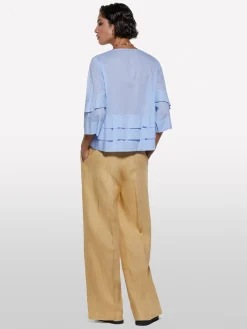 Blusa azzurra con balze