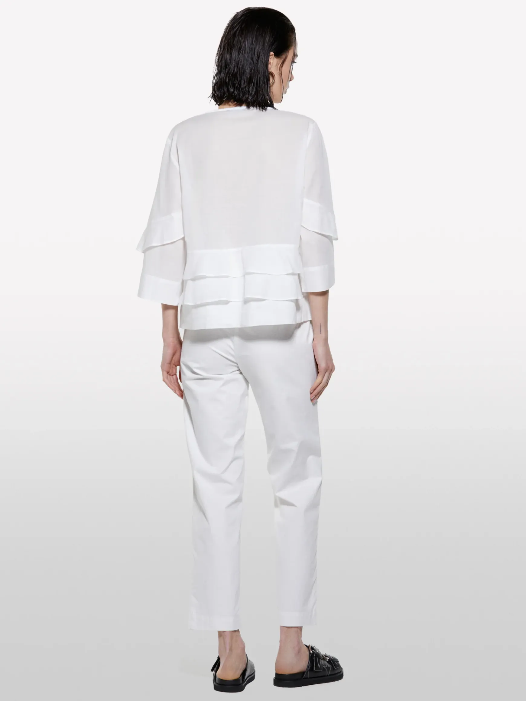 Blusa bianca con balze